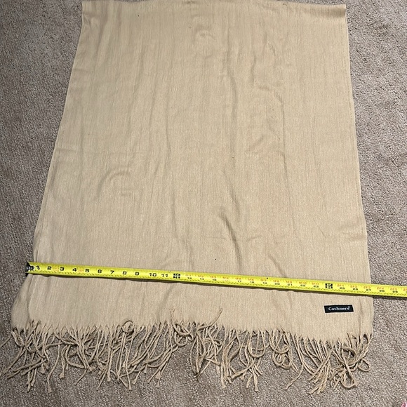 Beautiful lot of designer scarfs selling as a bundle - Picture 8 of 17